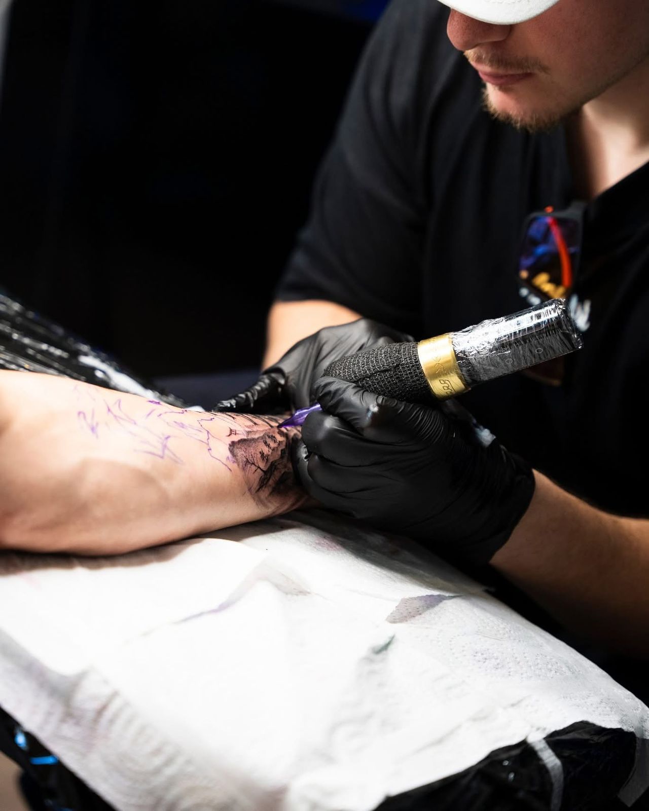 Adam Mehdi tatoueur au travail